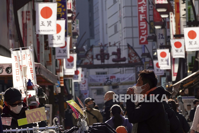 Jepang Umumkan Keadaan Darurat Covid-19. Orang-orang berjalan-jalan di jalan perbelanjaan hari Minggu, 3 Januari 2021, di Tokyo.