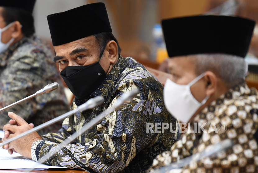 Tujuh Jamaah Umroh Positif Covid-19 Kembali ke Tanah Air. Menteri Agama Fachrul Razi (kiri).