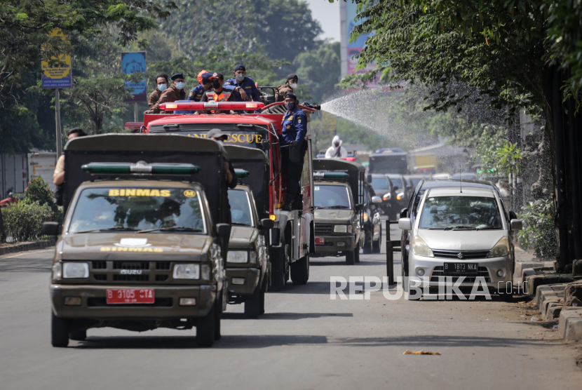 Petugas BPBD Kota Tangerang menyemprotkan cairan disinfektan di Kota Tangerang, Banten, Sabtu (3/7/2021). Penyemprotan cairan disinfektan oleh petugas gabungan TNI, Polri dan dinas terkait tersebut dilakukan serentak di Kota Tangerang guna mencegah penyebaran COVID-19 di masa PPKM Darurat. 