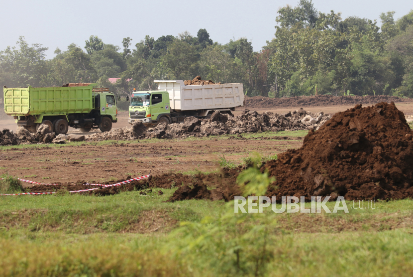 Truk pengangkut tanah melintas di proyek pembangunan bandara di Desa Bulusari, Kediri, Jawa Timur, Sabtu (30/5/2020). Proyek strategis nasional tersebut membutuhkan lahan seluas 400 hektar dan ditargetkan selesai dalam waktu dua tahun