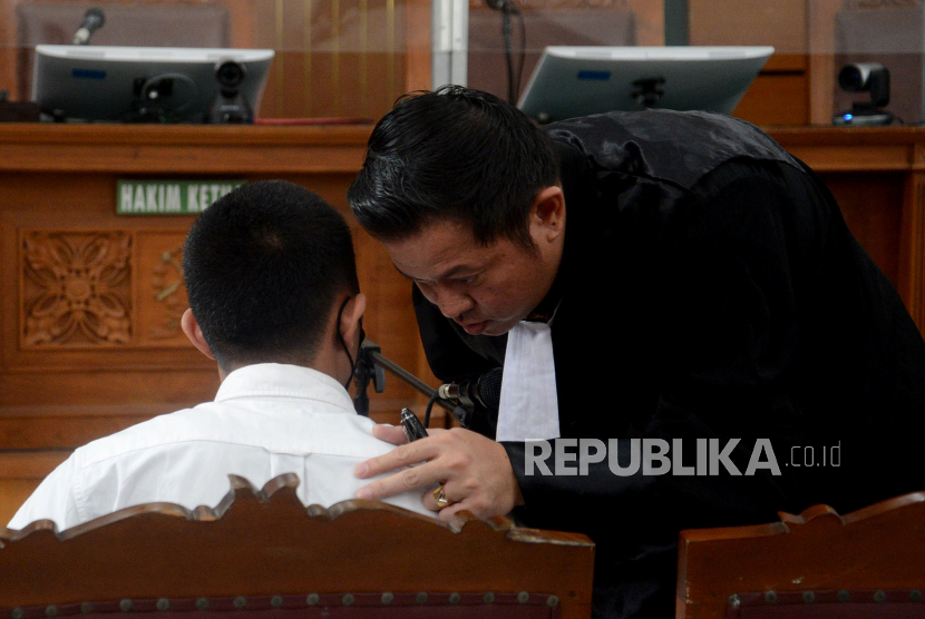 Terdakwa kasus penganiayaan David Ozora, Mario Dandy Satrio berbincang dengan kuasa hukumnya sebelum mengikuti sidang perdana di Pengadilan Negeri Jakarta Selatan, Selasa (6/6/2023). Sidang perdana tersebut beragendakan pembacaan dakwaan oleh Jaksa Penuntut Umum.  