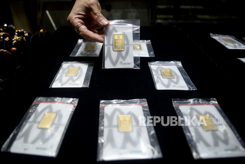 Harga emas produksi Antam diperdagangkan di harga Rp 973.000 per gram pada Jumat (20/11). 