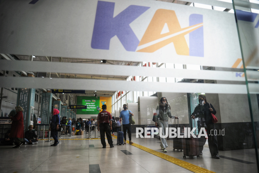 Calon penumpang berjalan menuju tempat keberangkatan kereta api (ilustrasi).