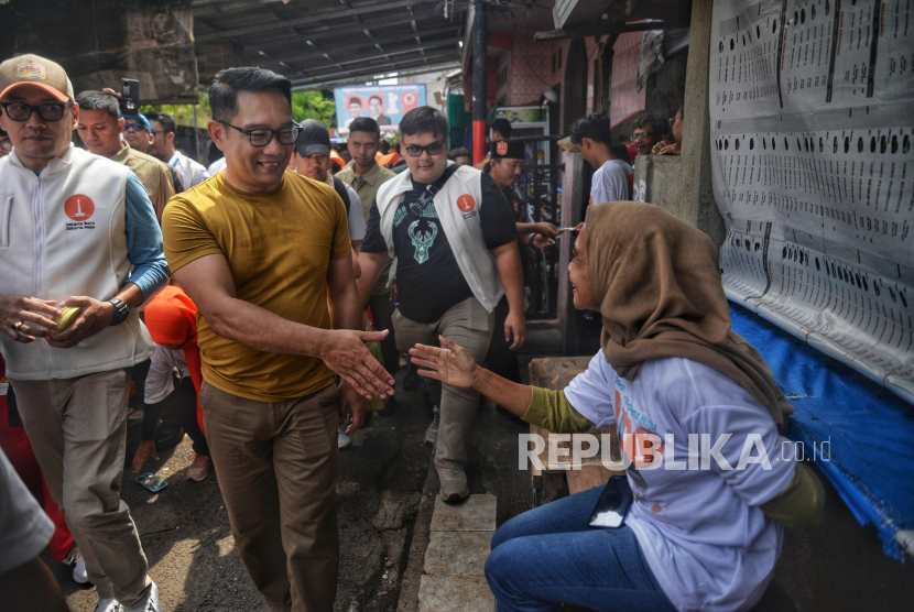 Calon Gubernur DKI Jakarta nomor urut 1 Ridwan Kamil (RK) menyalami warga saat mengunjungi kawasan RW 2 Kebon Pala, Kampung Makasar, Jakarta, Ahad (3/11/2024). Kedatangan RK disambut oleh para warga, simpatisan hingga tim marawis. Dalam kesempatan tersebut Ridwan Kamil (RK) menjelaskan tujuan kedatangannya dalam rangka menjemput dukungan dan menyerap aspirasi dari warga. RK juga menyampaikan program-programnya untuk Jakarta.