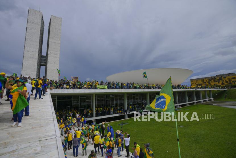 Para pengunjuk rasa, pendukung mantan Presiden Brasil Jair Bolsonaro, menyerbu gedung Kongres Nasional di Brasilia, Brasil, Ahad, 8 Januari 2023.
