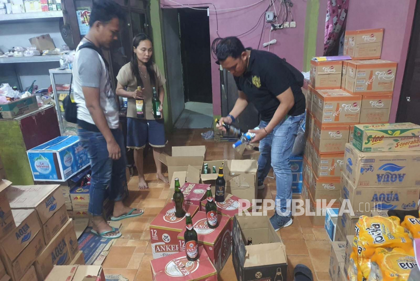 Jajaran Polres Indramayu menyita botol berisi minuman keras (miras) berbagai merek dari sebuah toko di wilayah Desa Eretan Kulon, Kecamatan Kandanghaur, Kabupaten Indramayu, Jawa Barat, Sabtu (13/5/2023). 
