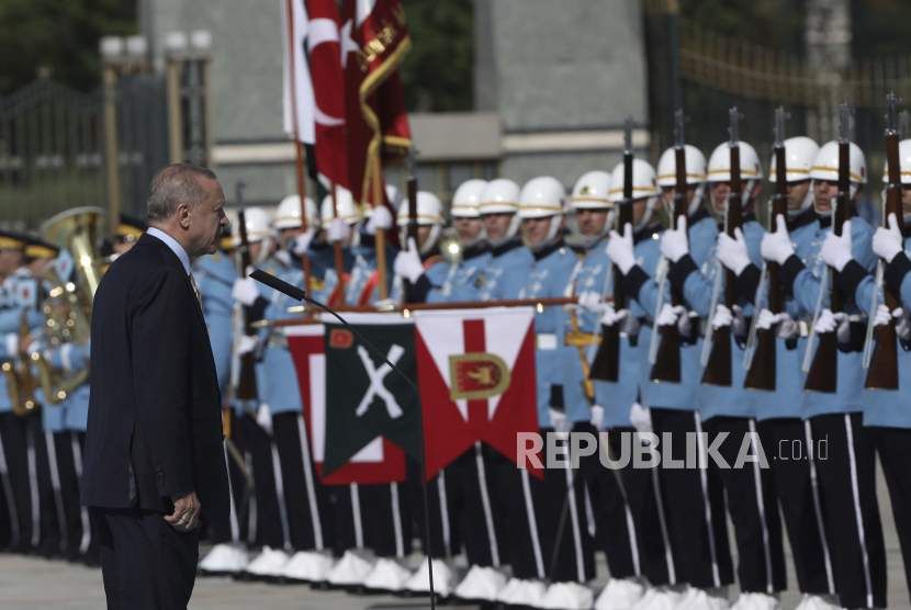  Presiden Turki Recep Tayyip Erdogan memberi hormat kepada pasukan militer.