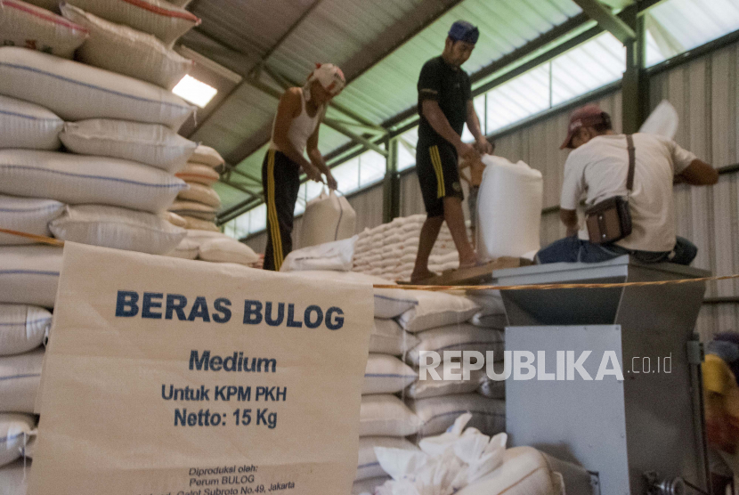 Pekerja mengemas beras untuk program bantuan sosial (bansos) di Gudang Bulog Subdivre Lebak-Pandeglang di Lebak, Banten, Kamis (3/9/2020).