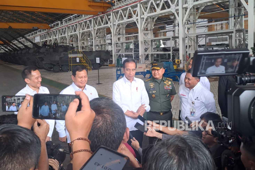 Presiden Joko Widodo (Jokowi) mengunjungi PT Pindad untuk meninjau kendaraan tempur, Selasa (19/9/2023). 