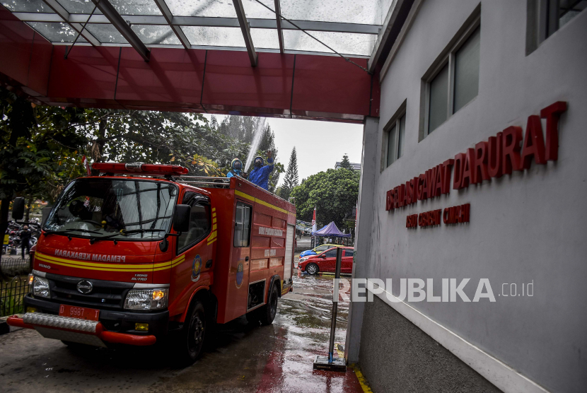 Petugas Dinas Pemadam Kebakaran Kota Cimahi menyemprotkan cairan disinfektan di lingkungan RSUD Cibabat, Jalan Jend H Amir Machmud, Kota Cimahi, Rabu (12/8). Penyemprotan tersebut bertujuan untuk menekan penularan Covid-19 di lingkungan rumah sakit tersebut. 