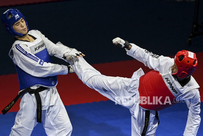 Atlet taekwondo Indonesia Adam Yazid (kanan)