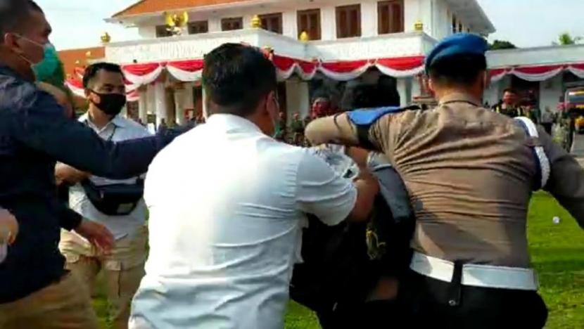 Massa Tolak Omnibus Law di Surabaya Bentrok dengan Petugas