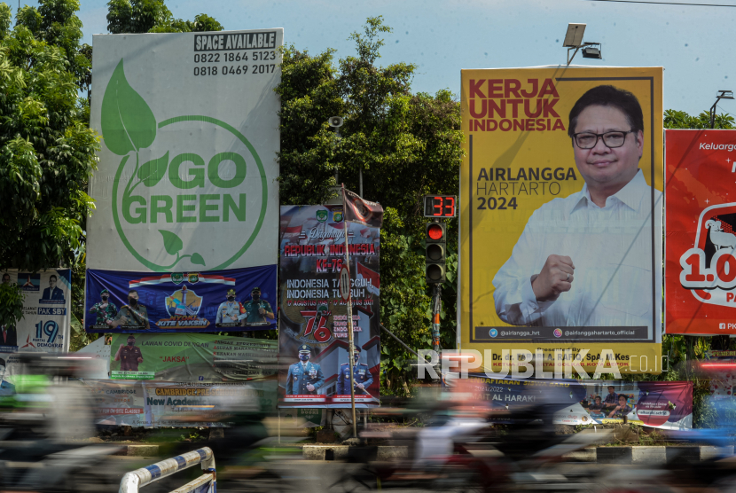Reklame dan baliho yang terpasang di Jalan Margonda Raya, Kota Depok, Jawa Barat, Rabu (11/8). 