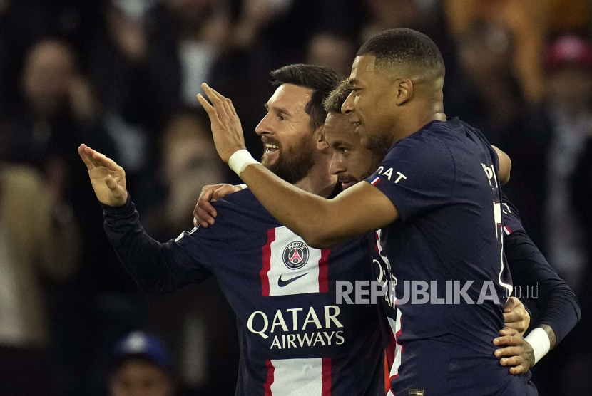 Neymar dari PSG, tengah, merayakan Lionel Messi dari PSG, kiri, dan Kylian Mbappe dari PSG, setelah mencetak gol ketiga timnya selama pertandingan sepak bola Grup H Liga Champions antara Paris Saint Germain dan Maccabi Haifa, di stadion Parc des Princes, di Paris , Prancis, Selasa, 25 Oktober 2022.
