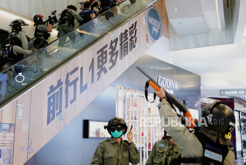 Polisi anti huru-hara  membubarkan pengunjuk rasa anti-pemerintah selama demonstrasi di dalam pusat perbelanjaan di Hong Kong, Ahad (10/5). Sebuah gerakan pro-demokrasi yang melumpuhkan Hong Kong selama berbulan-bulan tahun lalu telah menunjukkan tanda-tanda kebangkitan kembali dalam beberapa pekan terakhir ketika ancaman virus corona mereda
