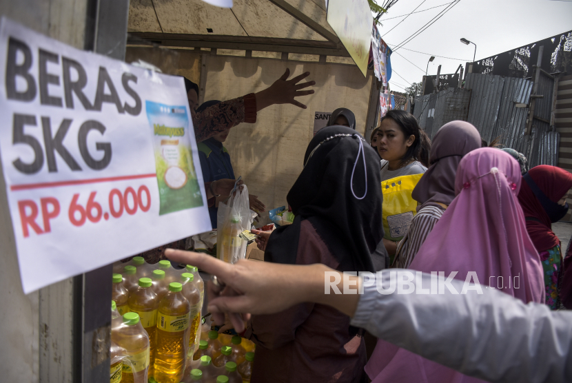 Warga membeli bahan pokok di Pasar Murah di Taman Sawah Kurung, Jalan Sawah Kurung, Regol, Kota Bandung, Jawa Barat, Selasa (14/3/2023). Holding BUMN Pangan ID Food mulai menyiapkan paket pangan murah pada Ramadhan untuk menjaga ketersediaan pasokan pangan di tengah permintaan yang tinggi. 