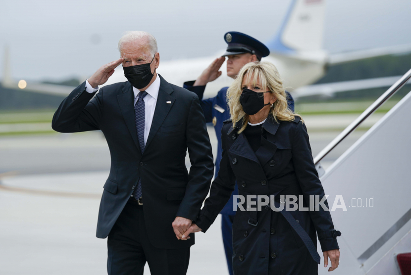 Presiden Joe Biden membalas hormat saat dia dan ibu negara Jill Biden tiba di Pangkalan Angkatan Udara Dover, Del., Minggu, 29 Agustus 2021. Biden memulai perjalanan khusyuk hari Minggu untuk menghormati dan meratapi 13 tentara AS yang tewas dalam bunuh diri serangan di dekat bandara Kabul saat jenazah mereka kembali ke tanah AS dari Afghanistan.