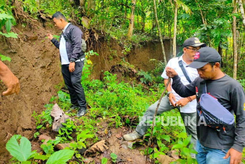 Petugas melakukan pemeriksaan lokasi pergerakan tanah di Kabupaten Garut (Ilustrasi). 