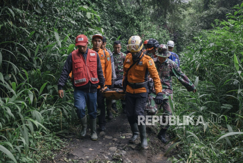 Tim penyelamat mengevakuasi korban letusan Gunung Marapi di Agam, Sumatra Barat, Senin (4/12/2023).