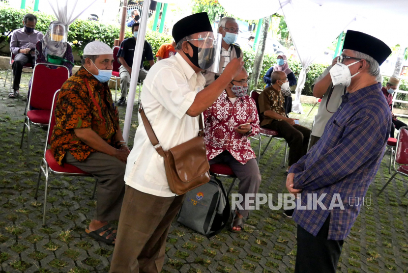 Ketua Umum PP Muhammadiyah Hadar Nashir (kanan) berbincang dengan pengurus PP Muhammadiyah sebelum vaksinasi Covid-19 Pimpinan Muhammadiyah dan Aisyiyah di Gedung PP Muhammadiyah, Yogyakarta, beberapa waktu lalu.