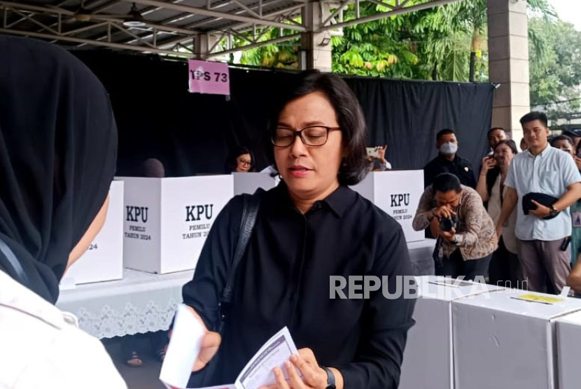 Menteri Keuangan Sri Mulyani Indrawati menggunakan hak pilihnya pada Pemilihan Umum (Pemilu) 2024 di TPS 073 yang berlokasi di kawasan Bintaro, Tangerang Selatan, pada pagi ini, Rabu (14/2/2024). 