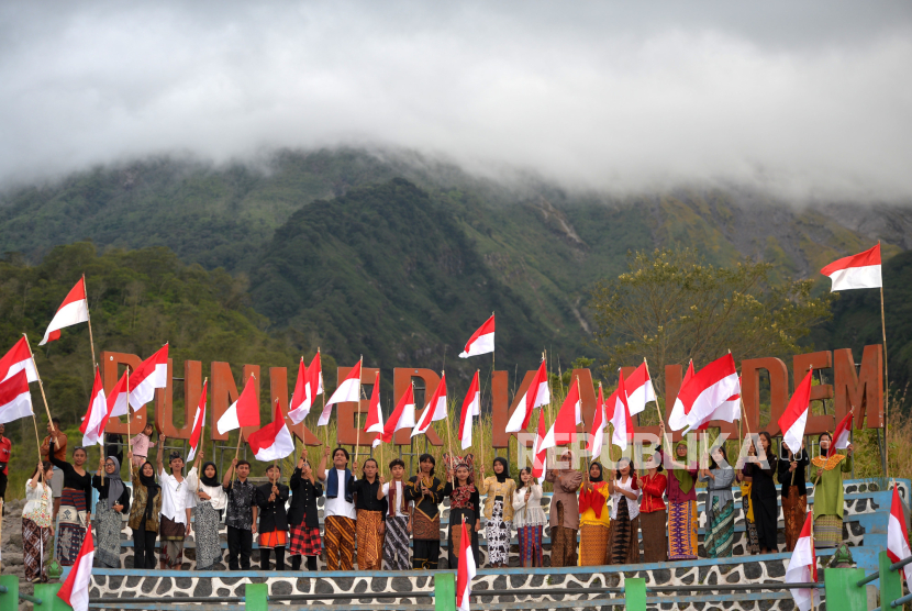 Anggota Aliansi Mahasiswa Nusantara mengibarkan bendera merah putih bersama usai mengikuti Upacara Bendera HUT ke-78 Republik Indonesia di Bunker Kaliadem, Yogyakarta, Kamis (17/8/2023). 