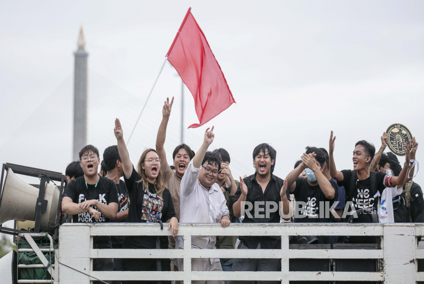  Para pemimpin mahasiswa pro-demokrasi memberikan hormat tiga jari, simbol perlawanan, selama protes di Bangkok, Thailand, Minggu, 20 September 2020. Unjuk rasa yang dipimpin mahasiswa yang dimulai Sabtu adalah yang terbesar dalam serangkaian protes tahun ini, dengan ribuan orang berkemah semalam di dekat istana kerajaan, menuntut pemilihan baru dan reformasi monarki.