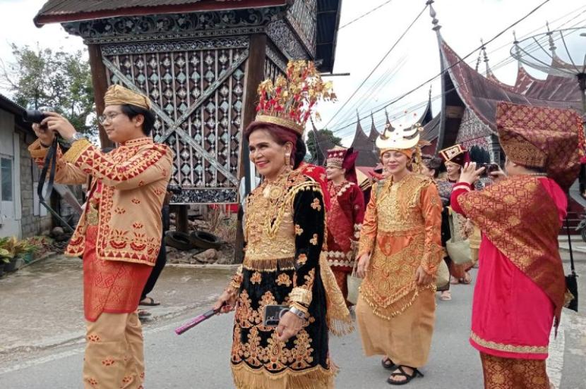 Parade baju adat Minangkabau di kawasan Seribu Rumah Gadang.