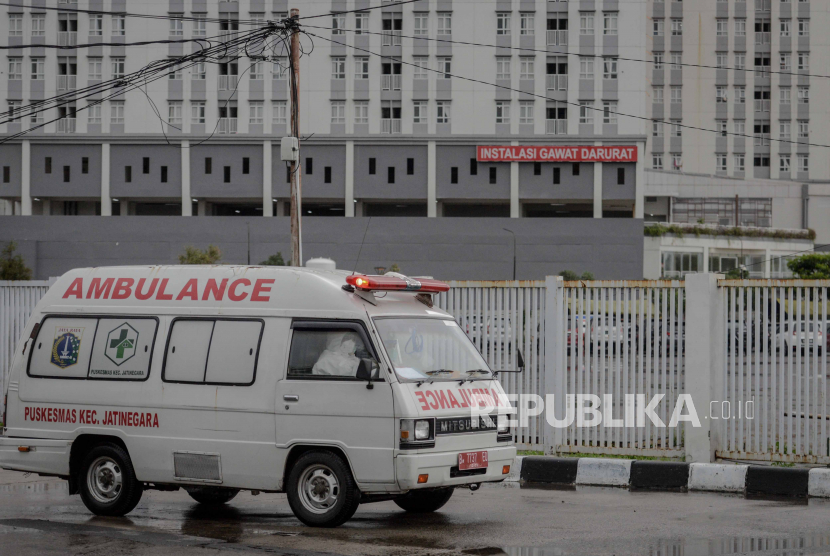 Petugas medis mengendarai ambulan saat mengantarkan  pasien covid-19 ke Rumah Sakit Darurat Covid-19 Wisma Atlet, Jakarta. 