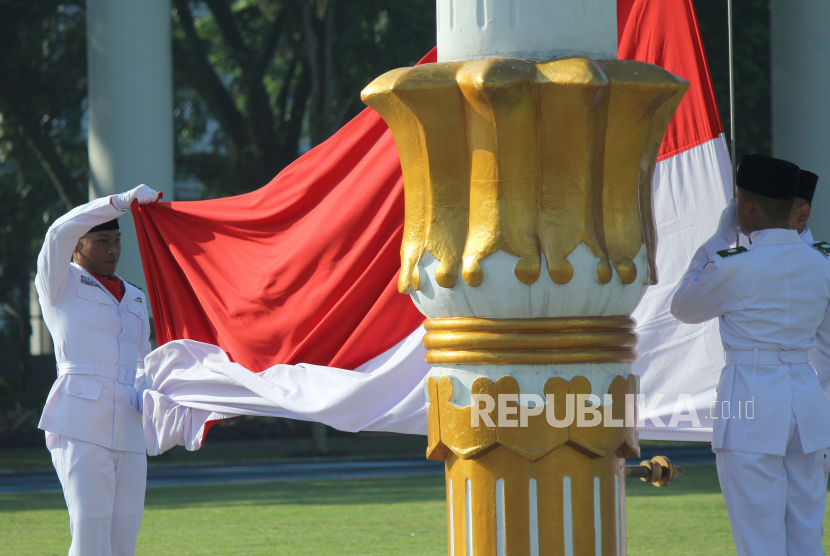 Pengibaran bendera merah putih dalam HUT Kemerdekaan ke-78 RI (ilustrasi). Seorang kades di Aceh Barat meninggal dunia saat menghadiri upacara bendera.