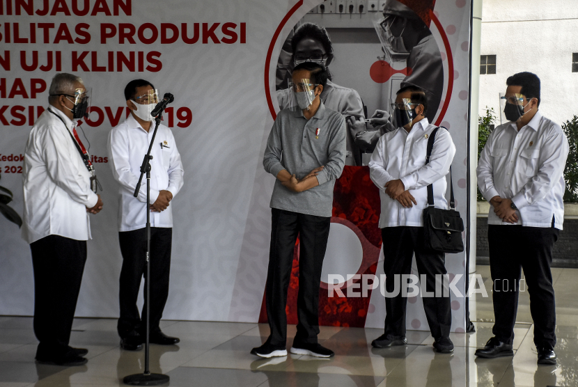 Presiden Joko Widodo (tengah) didampingi Menteri Kesehatan Terawan Agus Putranto (kedua kiri), Menteri BUMN Erick Thohir (kanan) dan Ketua Tim Riset Uji Klinis Vaksin Covid-19 Prof Kusnandi Rusmil (kiri) memberikan keterangan saat kunjungan di Rumah Sakit Pendidikan Universitas Padjadjaran, Jalan Eyckman, Kota Bandung, Selasa (11/8). Dalam kunjungan tersebut, Presiden Joko Widodo berkesempatan untuk meninjau fasilitas produksi dan uji klinis tahap III vaksin Covid-19 di Bandung. Foto: Abdan Syakura/Republika