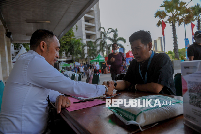 Warga membayar zakat fitrah di Unit Pelayanan Zakat (UPZ) Masjid istiqlal, Jakarta, Selasa. (18/3/2025). Pada bulan suci Ramadhan, selurih umat muslim yang mampu wajib mengeluarkan zakat fitrah sebesar 2,5 hingga 3 kilogram bahan makanan pokok per orang atau di Indonesia biasanya berupa beras atau uang dengan nominal yang sama. Sementara, untuk di masjid Istiqlal, besaran zakat per orang senilai Rp50 ribu per orang atau menggunakan beras dengan harga yang sama. 