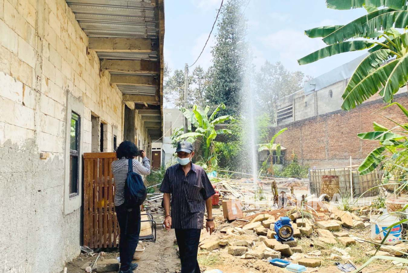 Kondisi semburan air bercampur gas di tengah permukiman warga di Kampung Leuwi Kotok, Kecamatan Sukaraja, Kabupaten Bogor. Kepala Badan Geologi sebut semburan air campur gas merupakan fenomena umum.