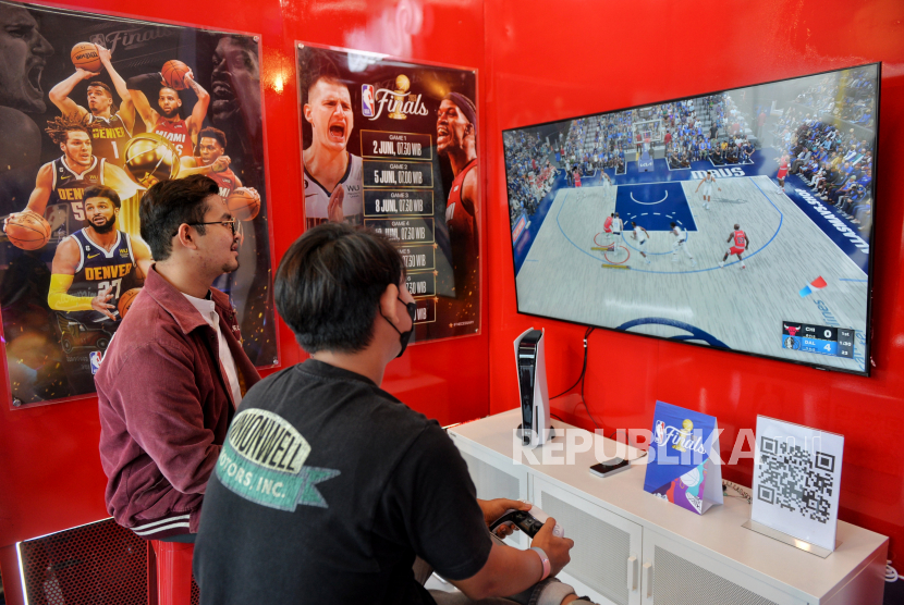 Bermain Playstation (ilustrasi) Sony Interactive Entertainment meluncurkan aplikasi khusus bernama PlayStation Family di platform iOS dan Android untuk mempermudah orang tua dalam memantau dan mengelola aktivitas bermain anak di konsol PlayStation. 