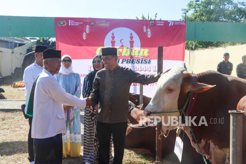 Polresta Cirebon menyalurkan bantuan hewan kurban ke sejumlah pondok pesantren di wilayah Kabupaten Cirebon, Jawa Barat, Kamis (29/6/2023).