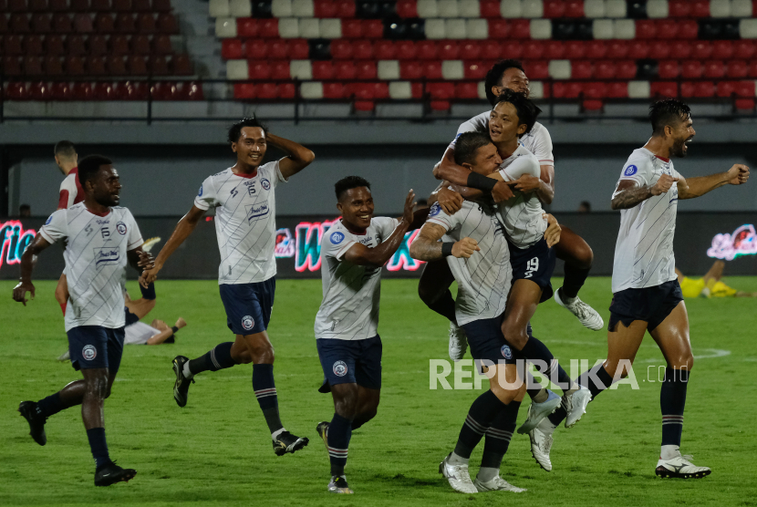 Pesepak bola Arema FC Charles Almeida (ketiga kanan) bersama rekan setim berselebrasi usai mencetak gol ke gawang Persis Solo pada pertandingan BRI Liga 1 di Stadion Kapten I Wayan Dipta, Gianyar, Bali, Sabtu (9/12/2023). Arema FC mengalahkan Persis Solo dengan skor 3-1.  