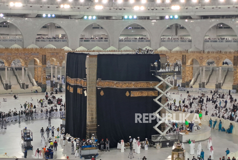 Petugas melakukan penggantian kain penutup Kabah atau kiswah di Masjidil Haram, Makkah, Arab Saudi, Rabu (19/7/2023). 