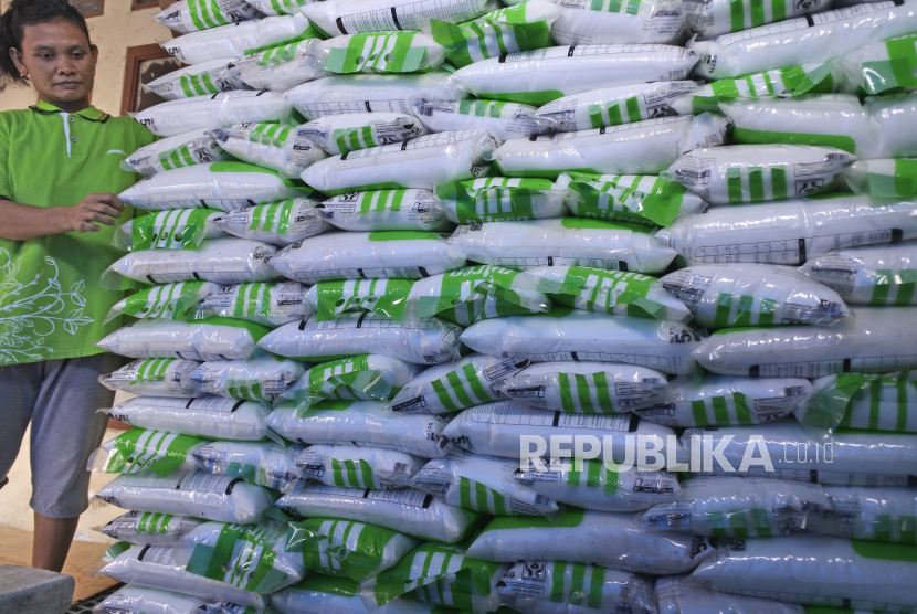 Pekerja menata pupuk urea di gudang distributor Pupuk Indonesia di Lopang, Serang, Banten (ilustrasi). PT Pupuk Indonesia (Persero) mengakui pandemi Covid-19 berdampak terhadap bisnis perusahaan.