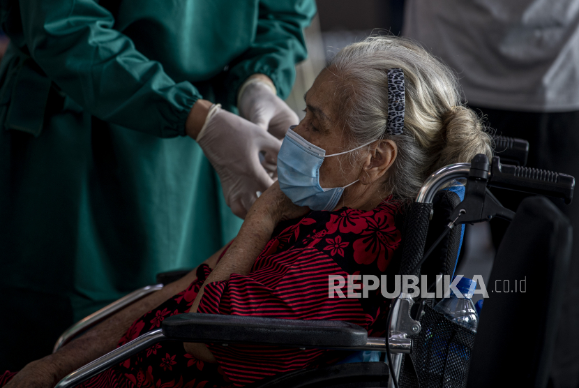 Vaksinasi Covid-19 kepada lansia dilakukan di Kabupaten Bangka Tengah. (ilustrasi)