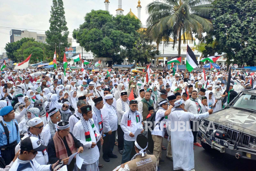 Ribuan orang mengikuti aksi damai bela Palestina di Taman Kota Tasikmalaya, Jawa Barat, Jumat (10/11/2023). 