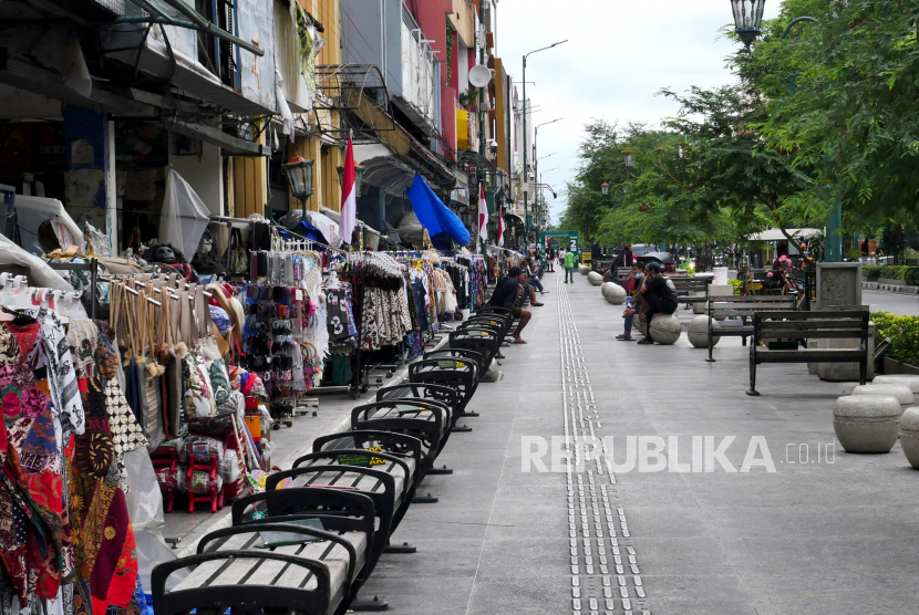 Sepinya jalur pedestrian Malioboro, Yogyakarta, Senin (2/8). Selama PPKM jumlah kunjungan wisatawan ke Malioboro anjlok. Dan Pemerintah kembali memperpanjang PPKM hingga 9 Agustus mendatang.