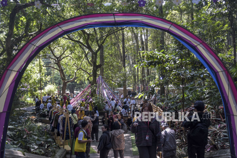 Sejumlah warga mengunjungi Teduh Festival di Taman Hutan Raya Ir H Djuanda (Tahura), Cimenyan, Kabupaten Bandung, Jawa Barat