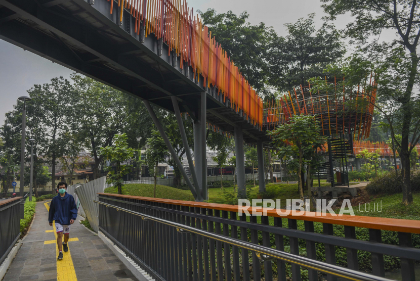 Warga berjalan di kawasan Tebet Eco Park yang ditutup sementara di Tebet, Jakarta, Ahad (3/7/2022). Pemprov DKI Jakarta memperpanjang penutupan lokasi tersebut dalam rangka pemeliharaan taman dan perbaikan fasilitas. 
