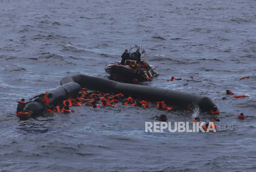 Pengungsi dan migran diselamatkan oleh anggota LSM setelah meninggalkan Libya mencoba mencapai tanah Eropa dengan kapal karet yang penuh sesak di laut Mediterania.