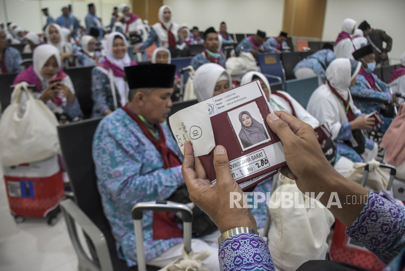 Jamaah calon haji memeriksa paspor di Bandar Udara Internasional Jawa Barat (BIJB) Kertajati di Kabupaten Majalengka, Jawa Barat, Ahad (28/5/2023) (ilustrasi).
