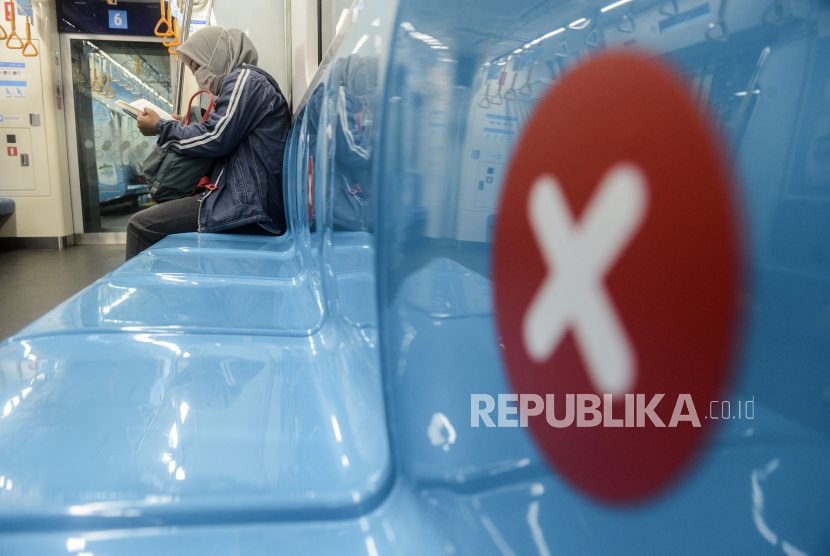 Tanda silang yang tertempel di kursi MRT untuk menjaga jarak antar penumpang di Jakarta, Jumat (20/3). PT MRT Jakarta menerapkan social distancing atau saling menjaga jarak di lingkungan MRT untuk mencegah penyebaran virus Corona atau Covid-19. 