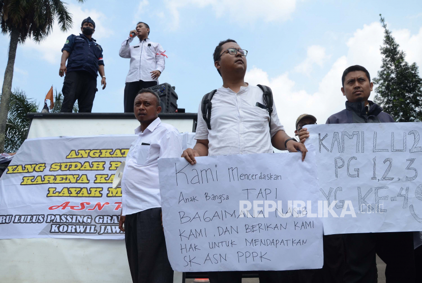 Puluhan guru honorer dari berbagai daerah di Jawa Barat menggelar aksi di depan Gedung Sate, Kota Bandung, Jawa Barat, Senin (25/7/2022). Mereka meminta kejelasan terkait guru honorer yang sudah lulus passing grade, tetapi belum kunjung diangkat menjadi Pegawai Pemerintah dengan Perjanjian Kerja (PPPK). 
