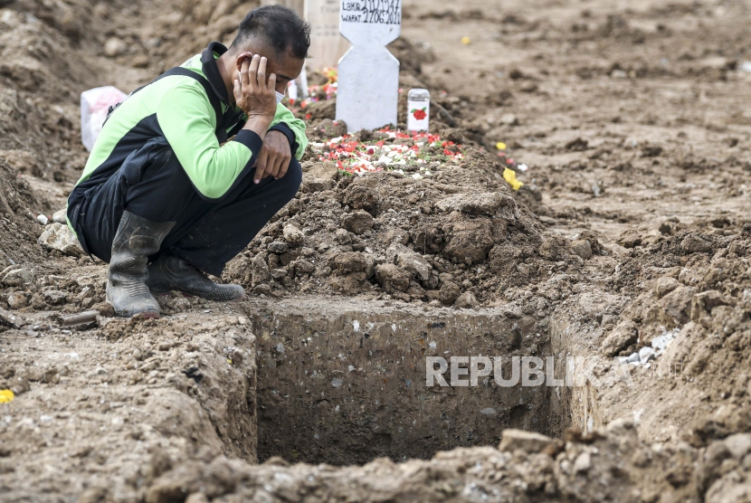 Petugas mengumandangkan adzan saat pemakaman jenazah dengan protokol COVID-19 di TPU Rorotan, Cilincing, Jakarta Utara, Senin (28/6/2021). Angka kematian Covid-19 di DKI Jakarta tengah mengalami lonjakan sepekan terakhir. (ilustrasi)