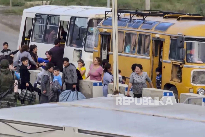 Gambar yang diambil dari video yang disediakan oleh layanan pers Kementerian Pertahanan Rusia menunjukkan pasukan penjaga perdamaian Rusia mengevakuasi warga sipil Nagorno-Karabakh.