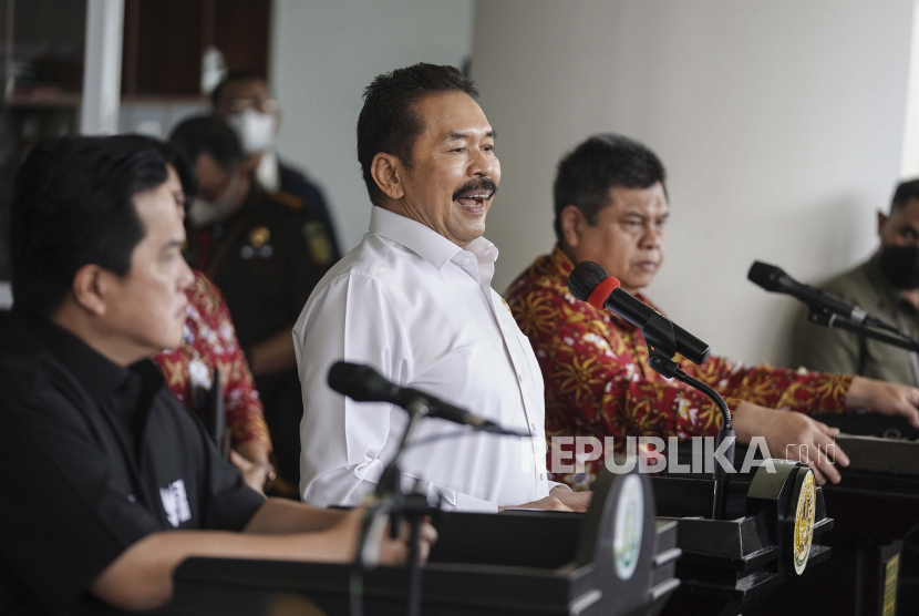 Jaksa Agung Sanitiar Burhanuddin (tengah) bersama Menteri BUMN Erick Thohir (kiri) dan Kepala BPKP Muhammad Yusuf Ateh (kanan) menyampaikan keterangan pers di Gedung Kejaksaan Agung, Jakarta, beberapa waktu lalu.